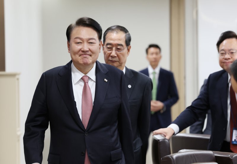 국무회의 입장하는 윤석열 대통령 (서울=연합뉴스) 진성철 기자 = 윤석열 대통령과 한덕수 국무총리가 25일 서울 용산 대통령실 청사에서 열린 국무회의에 입장하고 있다. 2023.9.25 zjin@yna.co.kr (끝)