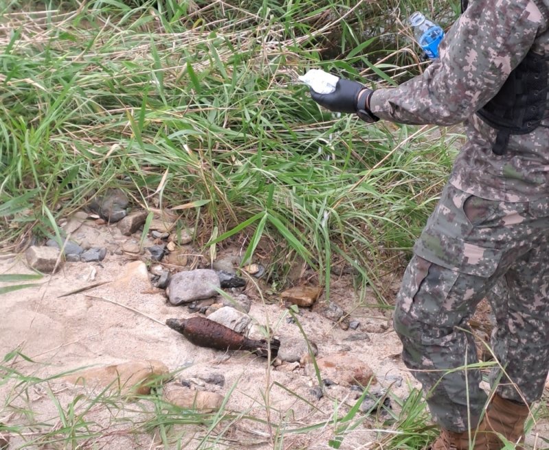 [옥천=뉴시스] 안성수 기자 = 25일 오전 7시58분 충북 옥천군 옥천읍 옥각리 서하천에서 육군 폭발물 처리반(EOD)이 81㎜ 크기의 박격포탄 1개를 수거하고 있다. (사진=옥천소방서 제공) 2023.9.25. photo@newsis.com *재판매 및 DB 금지