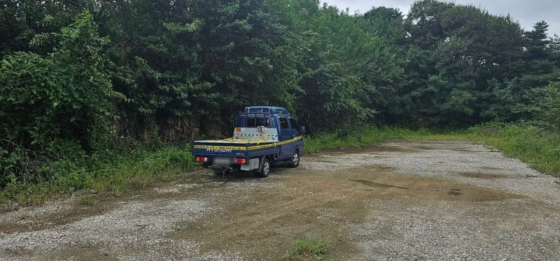 10대 남매가 숨진 채로 발견된 경남 김해 한 야산에 세워진 1톤 화물차 모습. 사진=뉴스1, 독자제공