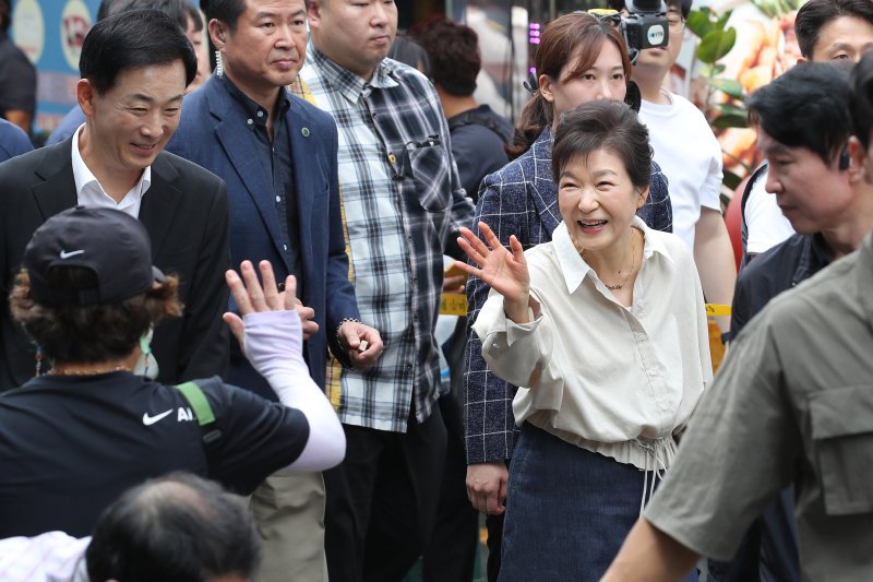 박근혜 전 대통령이 추석을 앞둔 25일 대구 달성군 현풍백년도깨비시장을 찾아 시민들에게 손을 흔들고 있다. 뉴시스