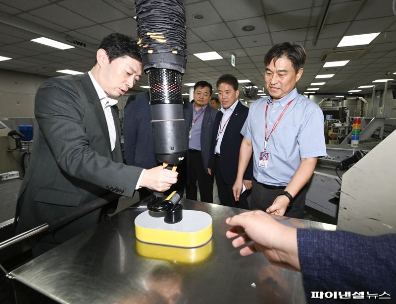 윤형중 한국공항공사 사장(왼쪽 첫번째)이 지난 22일 김포공항 국내선 수하물검사실을 찾아 캐리어 운반 장비를 점검하고 있다. 한국공항공사 제공