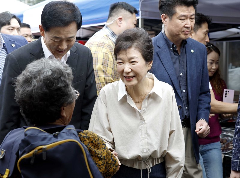 박근혜 전 대통령이 25일 오전 대구 달성군 현풍시장을 찾아 시민들과 인사 나누고 있다. 2023.9.25/뉴스1 ⓒ News1 공정식 기자 /사진=뉴스1