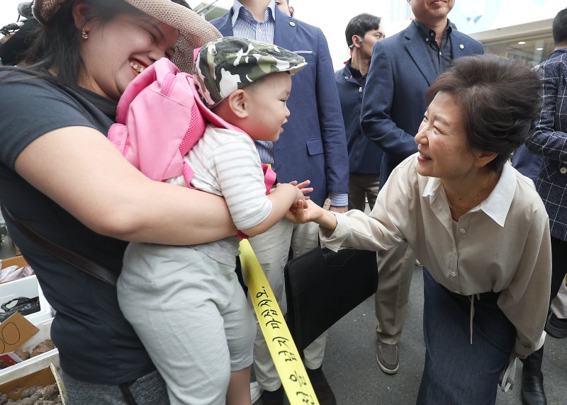 박근혜 전 대통령이 25일 오전 대구 달성군 현풍시장에서 엄마와 함께 시장에 나온 아기와 인사 나누고 있다. 2023.9.25/뉴스1 ⓒ News1 공정식 기자 /사진=뉴스1