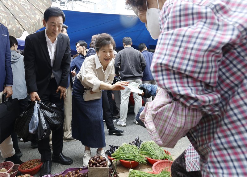 박근혜 전 대통령이 25일 오전 대구 달성군 현풍시장을 찾아 장을 보고 있다. 뉴스1