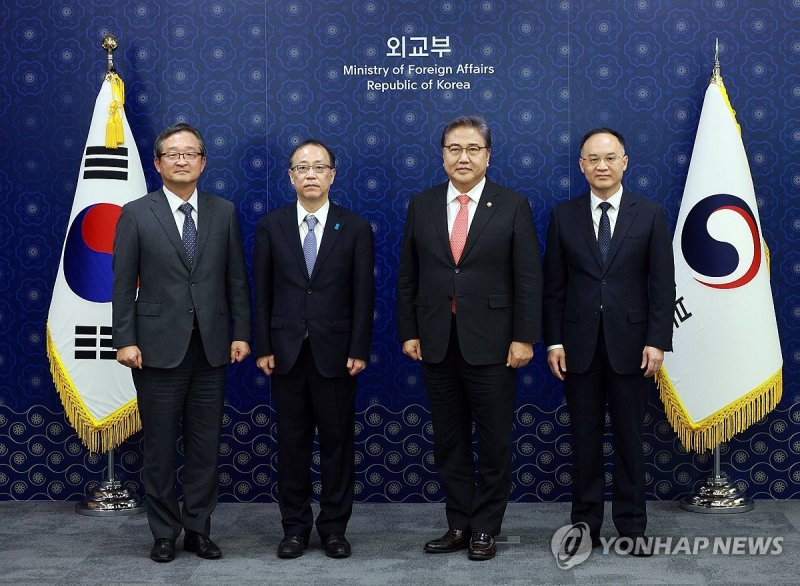 박진 장관, 한일중 3국 고위급회의 대표단 접견 (서울=연합뉴스) 한종찬 기자 = 박진 외교부 장관이 25일 오후 서울 종로구 외교부에서 한일중 3국 고위급회의(SOM) 대표 접견을 하고 있다. 왼쪽부터 정병원 외교부 차관보, 후나코시 다케히로 일본 외무성 외무심의관, 박 장관, 눙룽 중국 외교부 부장조리. 2023.9.25 saba@yna.co.kr (끝)