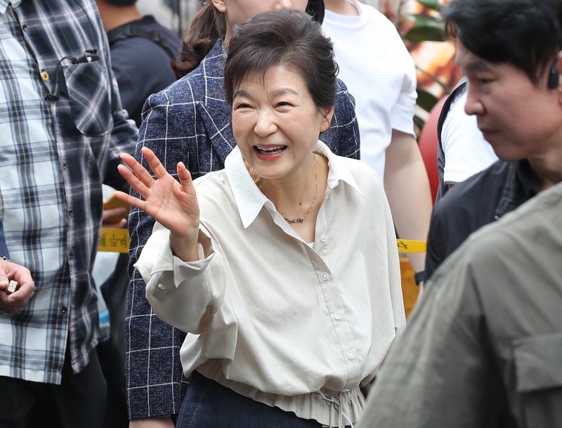박근혜 전 대통령이 지난해 9월25일 오전 대구 달성군 현풍시장을 찾아 시민들을 향해 손을 흔들고 있다. /사진=뉴스1