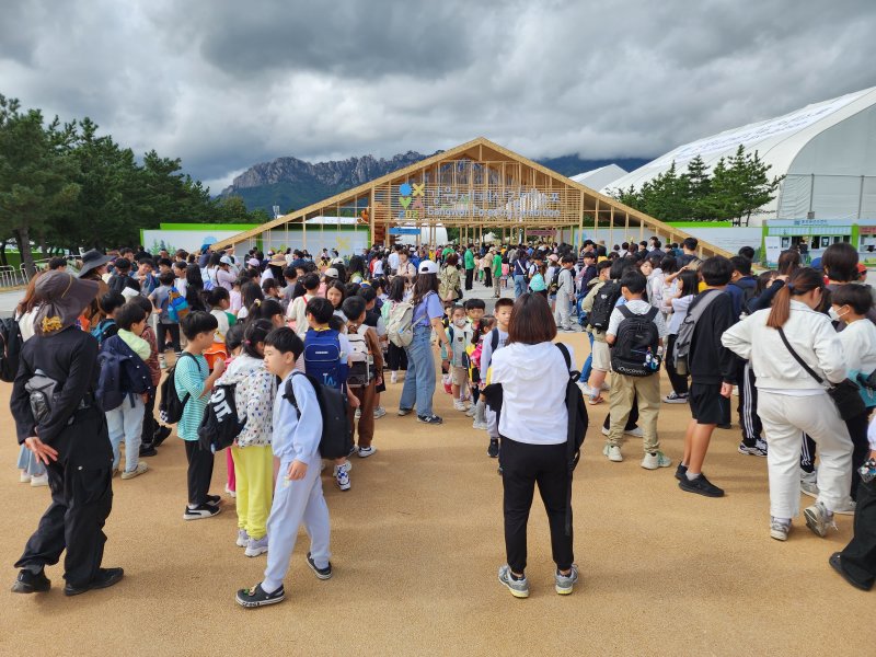 2023강원세계산림엑스포 개막 나흘째인 25일 메인 행사장을 들어가려는 관람객들이 출입구 앞에 길게 줄을 서 있다.