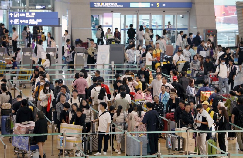 추석 연휴를 3일 앞둔 25일 오전 인천국제공항 제1여객터미널 출국장이 여행객 등으로 붐비고 있다. 뉴시스