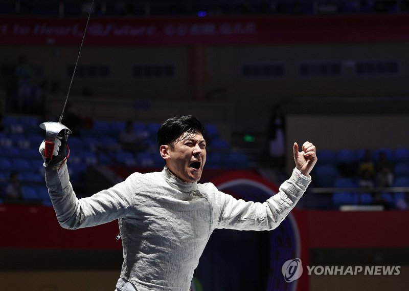 25일 중국 항저우 전자대학 체육관에서 열린 2022 항저우 아시안게임 남자 사브르 개인전 8강전에서 구본길이 중국 선천펑을 상대로 대결을 펼치며 포효하고 있다. 구본길은 접전 끝에 15-14로 4강에 진출했다. 사진=연합뉴스