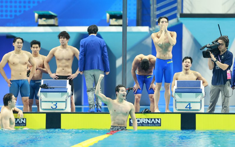 중국 자존심 또 무너뜨렸다…한국 수영, 남자 800m 계영 亞신기록 금메달 [항저우AG]