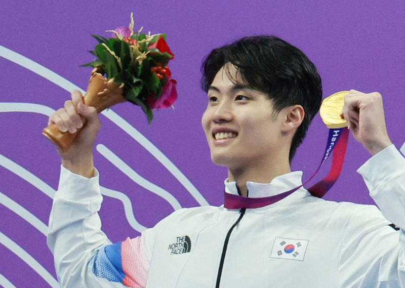 남자 혼계영 400m, 신기록 세우며 은메달..황선우, 금·은·동 수확 [항저우 AG]