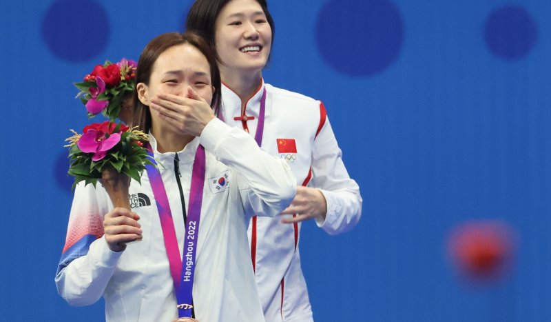 (항저우=연합뉴스) 25일 중국 항저우 올림픽 스포츠센터 수영장에서 열린 2022 항저우 아시안게임 수영 이틀째, 여자 개인 혼영 200m 결승에서 동메달을 차지한 김서영이 눈물을 흘리고 있다.
