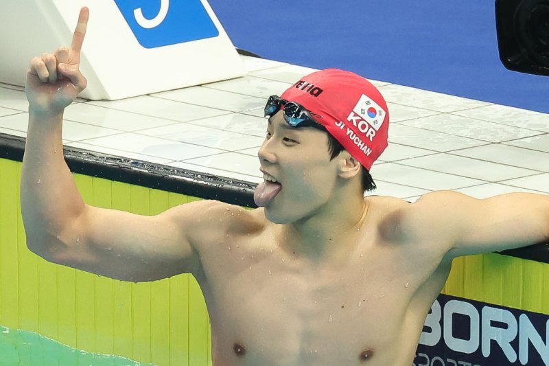 (항저우(중국)=뉴스1)5일 오후 중국 항저우 올림픽 스포츠센터 수영장에서 열린 남자 자유형 50ｍ 결승전에서 대한민국 지유찬이 금메달을 확정지은 뒤 기뻐하고 있다.