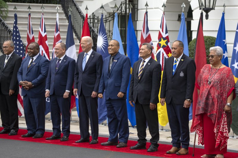 미국의 조 바이든 대통령(왼쪽 네번째)이 25일(현지시간) 미 워싱턴DC 백악관에서 태평양 섬나라 정상들과 함께 사진을 찍고 있다.AP연합뉴스