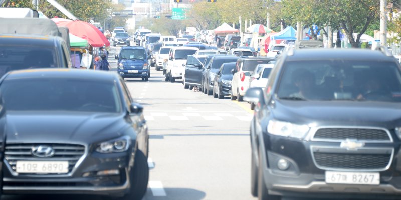 [군산=뉴시스] 김얼 기자 = 전북 군산시 대야면 대야전통5일시장에 장이 들어서는 날이면 도로가 주차장을 방불케 하듯 밀려 있다. 2023.09.25. pmkeul@nwsis.com