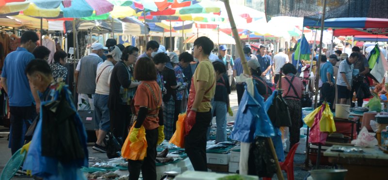[군산=뉴시스] 김얼 기자 = 추석을 2주일여 앞둔 11일 전북 군산시 대야면 대야전통5일시장을 찾은 시민들로 장내가 북적이고 있다. 2023.09.11. pmkeul@nwsis.com