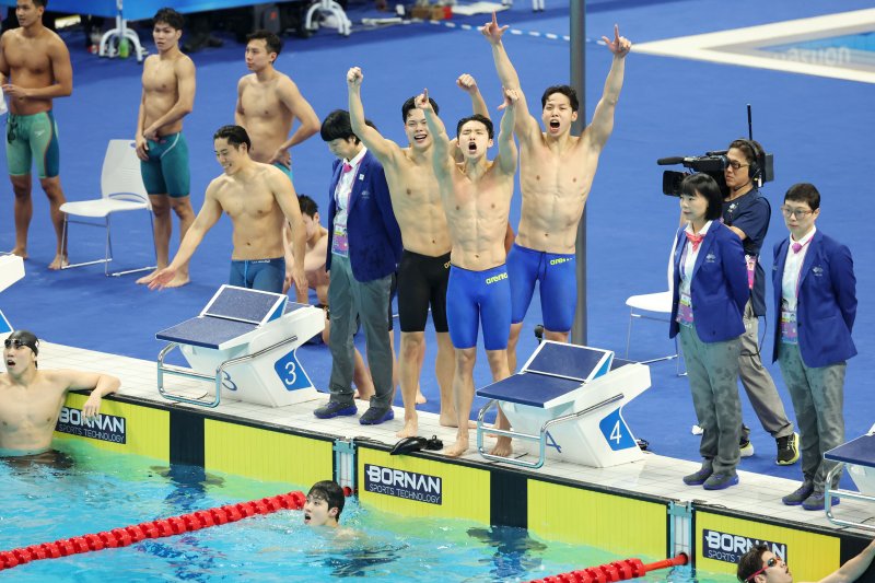 “와! 이렇게 강했어?” 中 독주 막은 한국 男 수영 … 진짜 ‘황금세대’ 떴다 [항저우AG]