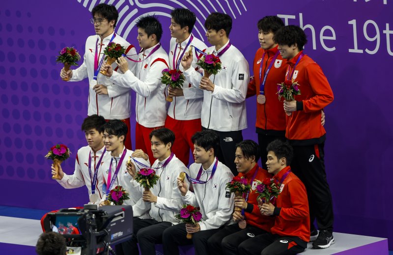 [항저우=뉴시스] 양재훈, 이호준, 김우민, 황선우가 25일 중국 항저우 올림픽 스포츠센터 수영장에서 열린 2022 항저우 아시안게임 남자 계영 800m 시상식에서 금메달을 목에 걸고 기념촬영을 하고 있다.