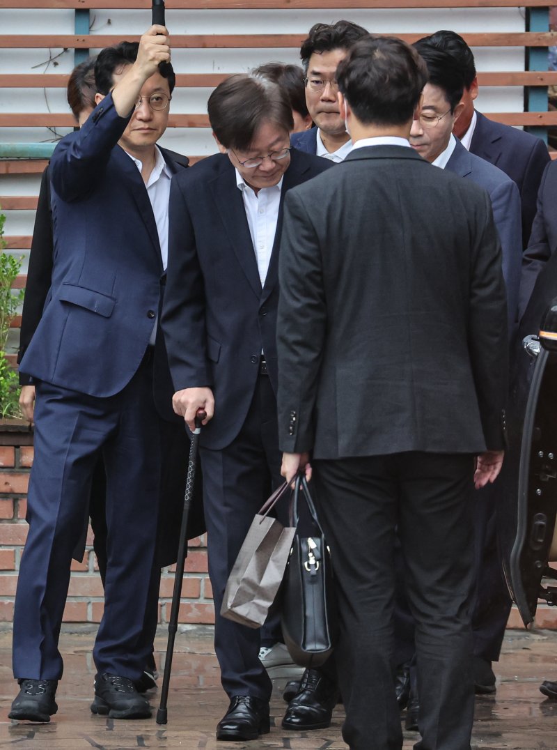 이재명 더불어민주당 대표가 26일 오전 서울중앙지방법원에서 열리는 구속 전 피의자 심문(영장실질심사)에 출석하기 위해 서울 중랑구 녹색병원을 나서고 있다. 2023.9.26/뉴스1 ⓒ News1 김도우 기자