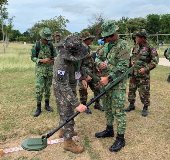 우리 육군 장병이 신형 지뢰탐지기 운용절차를 교육하고 있다. 사진=육군 제공