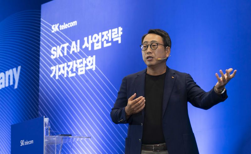 유영상 SKT 대표가 26일 SK T타워 수펙스홀에서 열린 ‘SKT AI 사업전략 기자간담회’에서 미래전략을 발표하고 있다. SKT 제공