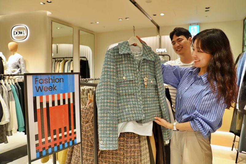 롯데백화점 패션위크에 한 소비자가 여성매장을 둘러보고있다.