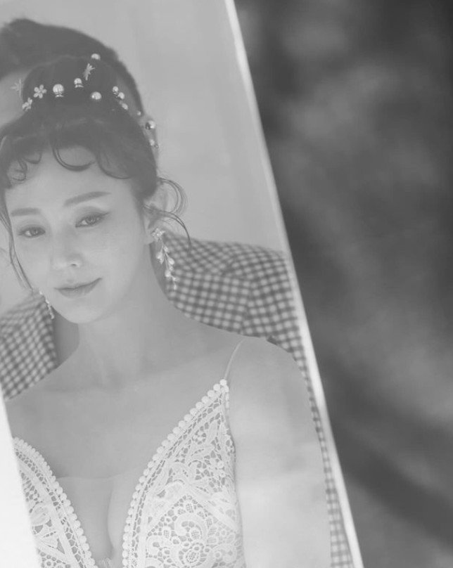 '44세 결혼' 안혜경, 늠름한 신랑 엿보이는 웨딩사진 공개…예쁘게 잘 살겠다
