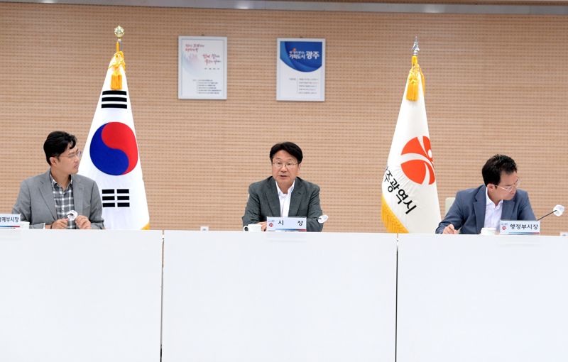 광주광역시는 26일 중회의실에서 강기정 시장과 전체 실·국·과장이 참석한 가운데 '2023년 제3차 재정전략회의'를 개최했다. 광주광역시 제공