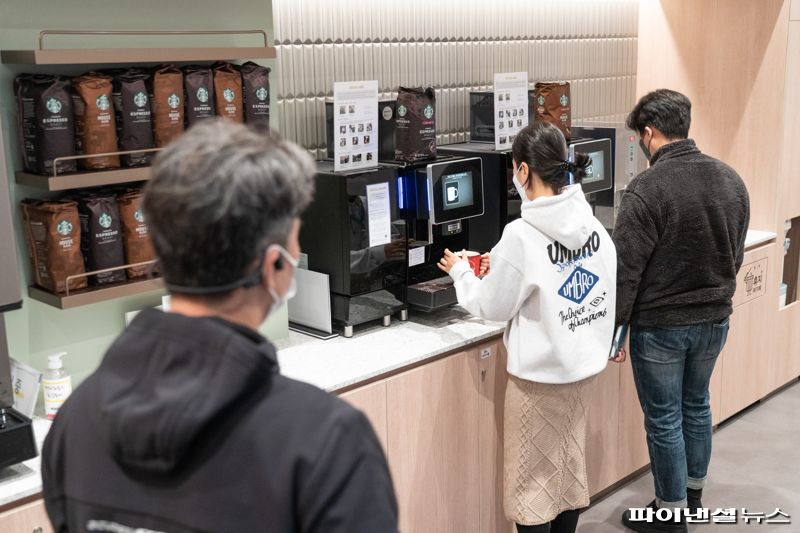 대한항공 직원들이 커피 라운지를 이용하고 있다. 대한항공 제공