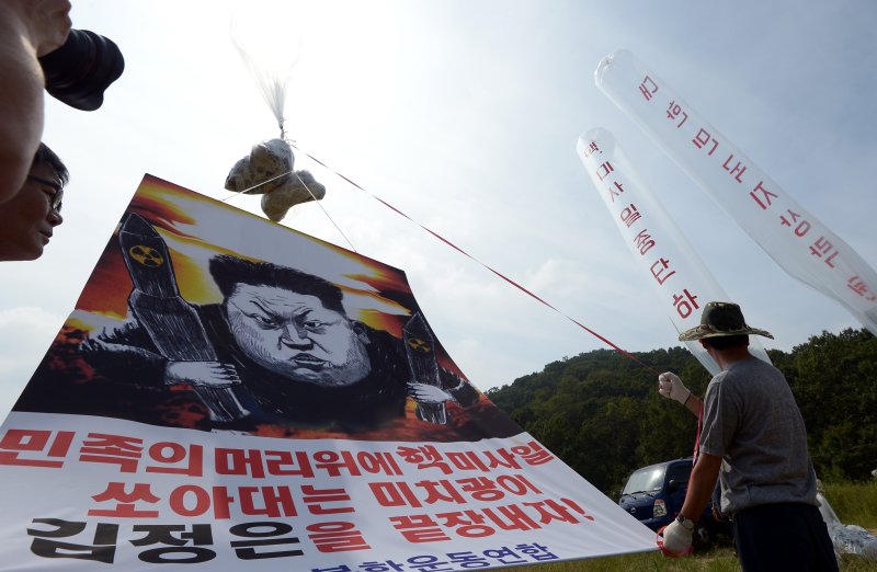 지난 016년 9월15일 경기 파주시 낙하IC 인근에서 자유북한운동연합 관계자들이 북한의 핵실험을 규탄하는 대북 전단 살포 준비작업을 하고있다. 사진=뉴시스