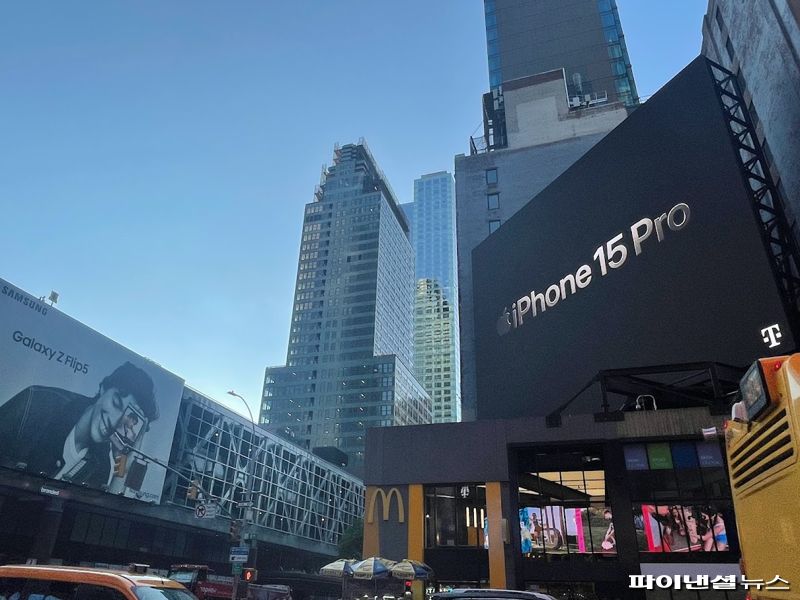 애플 최신 스마트폰인 ‘아이폰15 시리즈’가 출시된 지난 22일(현지시간) 뉴욕 맨해튼 중심의 한 전광판에서 삼성전자(왼쪽)와 애플 신제품 광고가 나란히 노출되고 있다. 사진=김미희 기자