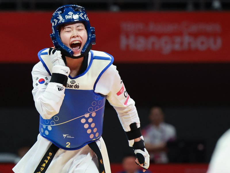 박혜진이 26일 중국 항저우 린안 스포츠문화전시센터에서 열린 항저우 아시안게임 태권도 여자 53kg급 결승에서 대만의 린웨이준을 누르고 금메달을 결정지은 뒤 환호하고 있다. 사진=연합뉴스