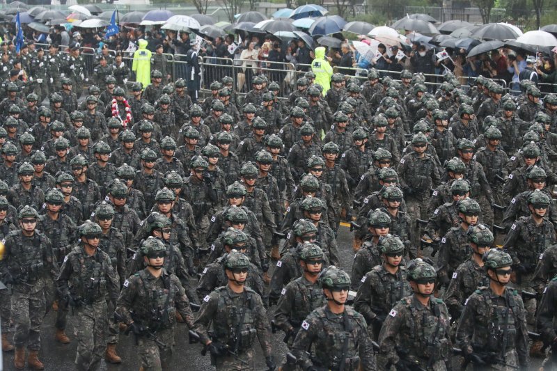 육군제대가 지난해 26일 서울 세종대로 일대에서 건군 75주년 국군의 날 기념 시가행진을 하고 있다./사진=뉴시스