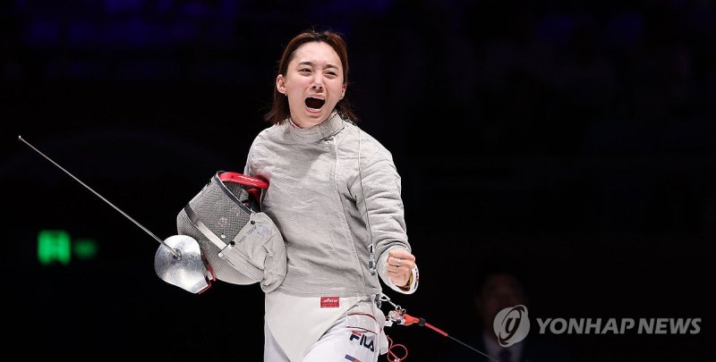 그녀는 고독하지 않았다 … ‘철완의 딸’ 윤지수, 펜싱 사브르 금메달 새시대 열었다