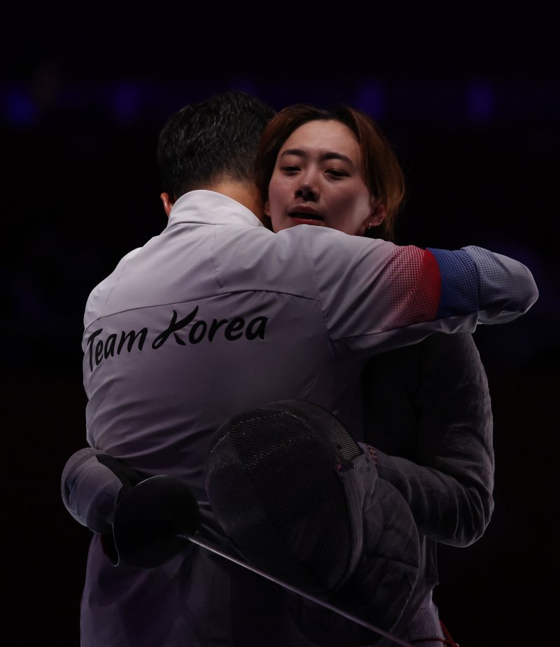 그녀는 고독하지 않았다 … ‘철완의 딸’ 윤지수, 펜싱 사브르 금메달 새시대 열었다