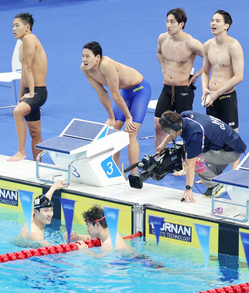 남자 혼계영 400m, 신기록 세우며 은메달..황선우, 금·은·동 수확 [항저우 AG]