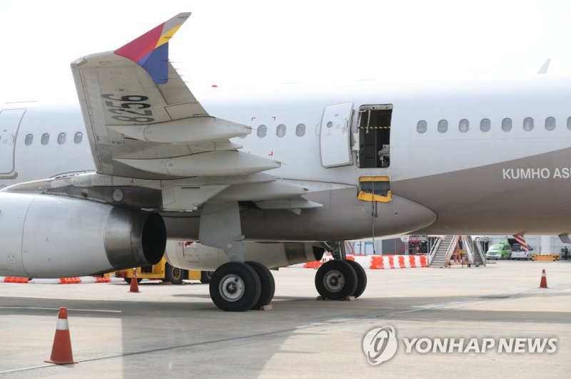 지난 5월 26일 오후 대구국제공항에 비상착륙한 아시아나항공 비행기 출입구가 열린 채 주차돼 있다. 연합뉴스