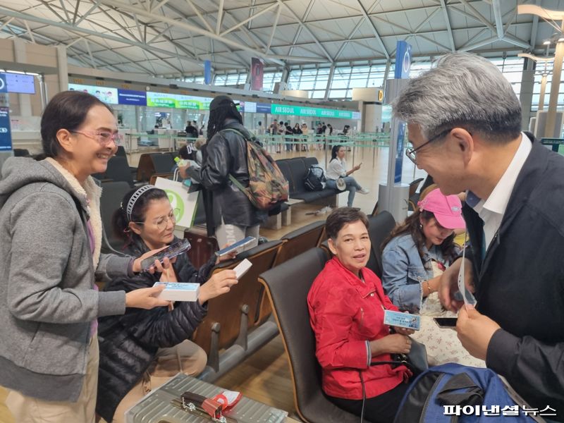 이경용 인천국제공항공사 안전보안본부장(오른쪽 첫번째)이 지난 26일 인천공항 제1여객터미널 출국장에서 여객들에게 안전 메시지가 인쇄된 홍보물품을 전달하고 있다. 인천국제공항공사 제공