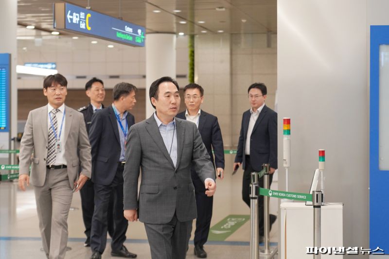 김재일 인천공항본부세관장이 27일 인천공항 업무현장을 찾아 여행자 및 수출입 현장을 점검하고 있다. 인천공항본부세관 제공