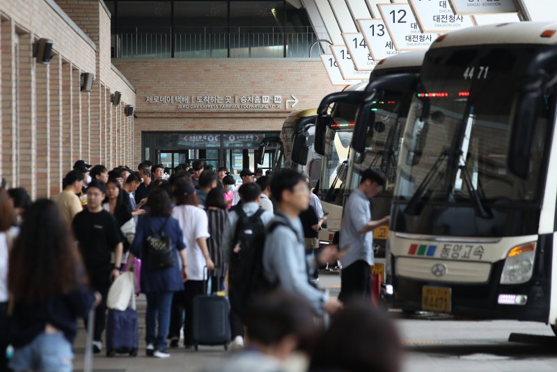 [서울=뉴시스] 김진아 기자 = 추석 연휴를 하루 앞둔 27일 서울 서초구 서울고속버스터미널에서 귀성객들이 버스를 타기 위해 줄지어 있다. 2023.09.27. bluesoda@newsis.com