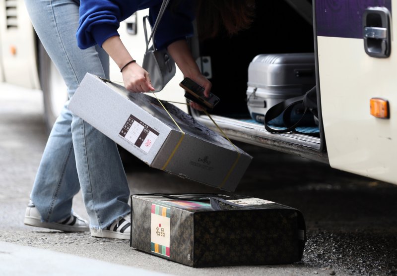 [서울=뉴시스] 김진아 기자 = 추석 연휴를 하루 앞둔 27일 서울 서초구 서울고속버스터미널에서 귀성객들이 짐을 싣고 있다. 2023.09.27. bluesoda@newsis.com