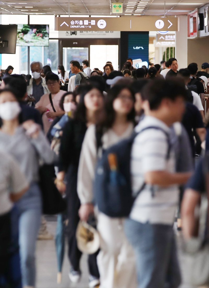 [서울=뉴시스] 김진아 기자 = 추석 연휴를 하루 앞둔 27일 서울 서초구 서울고속버스터미널이 귀성객과 역귀성객들로 붐비고 있다. 2023.09.27. bluesoda@newsis.com