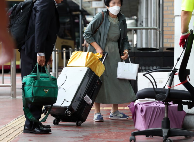 [서울=뉴시스] 김진아 기자 = 추석 연휴를 하루 앞둔 27일 서울 서초구 서울고속버스터미널에서 역귀성객이 짐을 들고 이동하고 있다. 2023.09.27. bluesoda@newsis.com