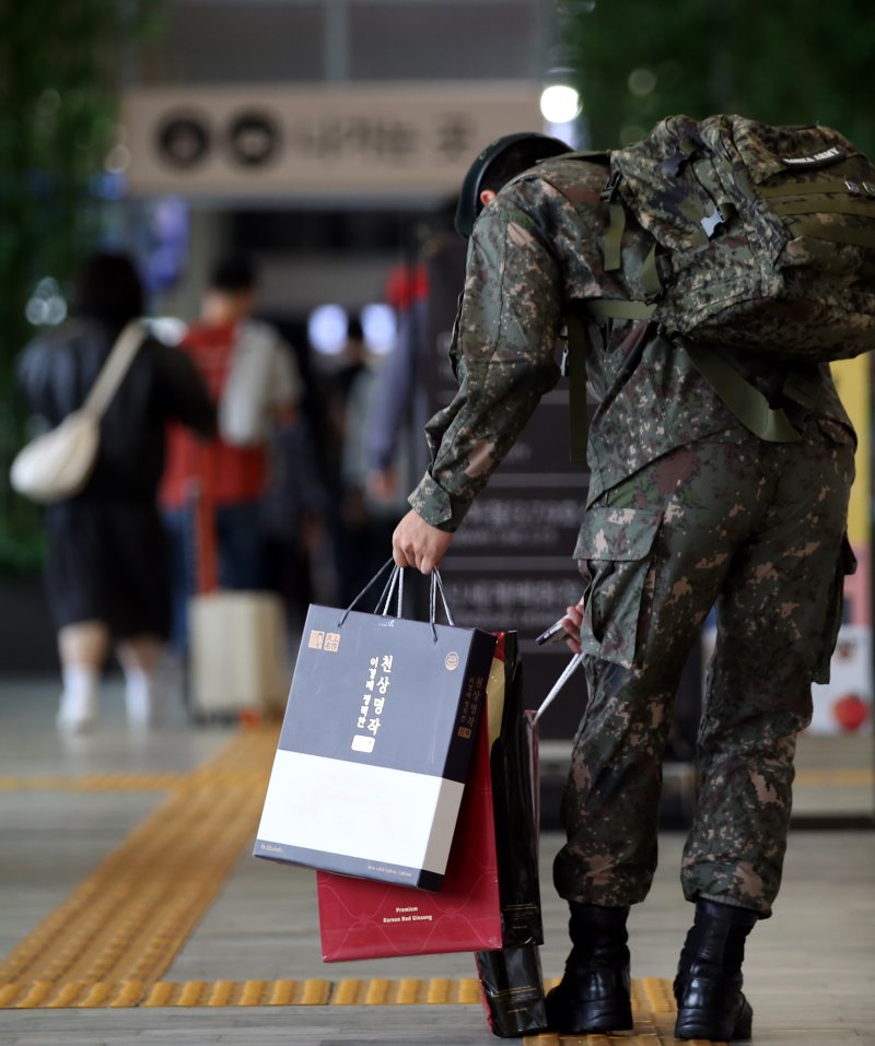 [서울=뉴시스] 김진아 기자 = 추석 연휴를 하루 앞둔 27일 서울 서초구 서울고속버스터미널에서 군 장병이 짐을 들고 이동하고 있다. 2023.09.27. bluesoda@newsis.com