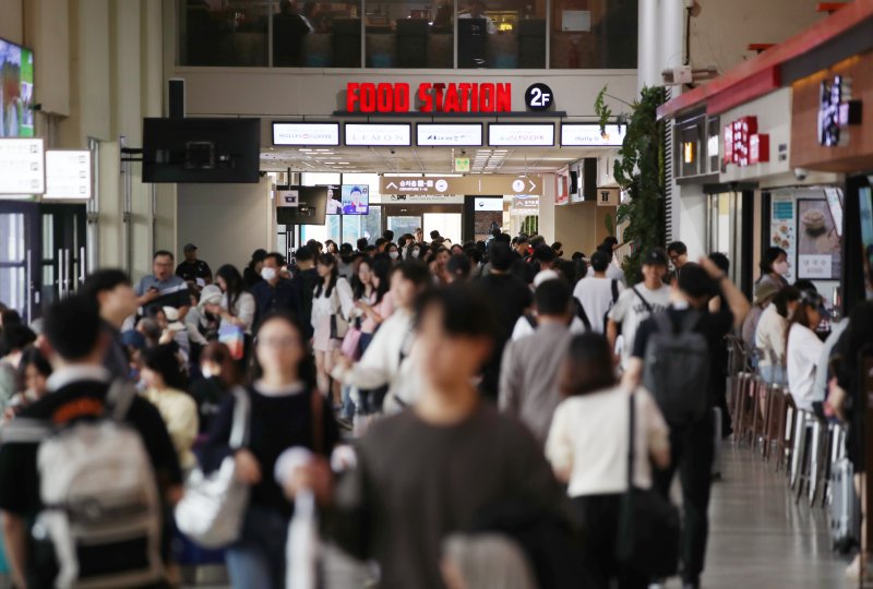 [서울=뉴시스] 김진아 기자 = 추석 연휴를 하루 앞둔 27일 서울 서초구 서울고속버스터미널이 귀성객과 역귀성객들로 붐비고 있다. 2023.09.27. bluesoda@newsis.com