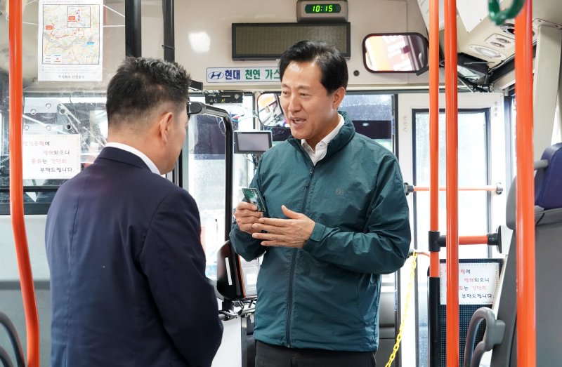 오세훈 서울시장이 지난 9월 서울 은평구 은평공영차고지를 방문, 서울동행버스의 추가 노선 운행을 준비 중인 버스운전기사와 대화를 나누고 있다. 서울시 제공