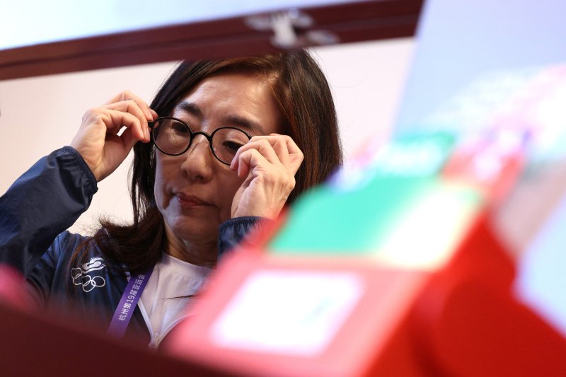 고(故) 정주영 현대그룹 명예회장의 며느리인 김혜영씨가 27일 중국 항저우의 치위안 체스홀에서 열린 2022 항저우 아시안게임 브리지 혼성 싱가포르와의 예선 경기를 준비하고 있다. 2023.9.27/뉴스1 ⓒ News1 신웅수 기자