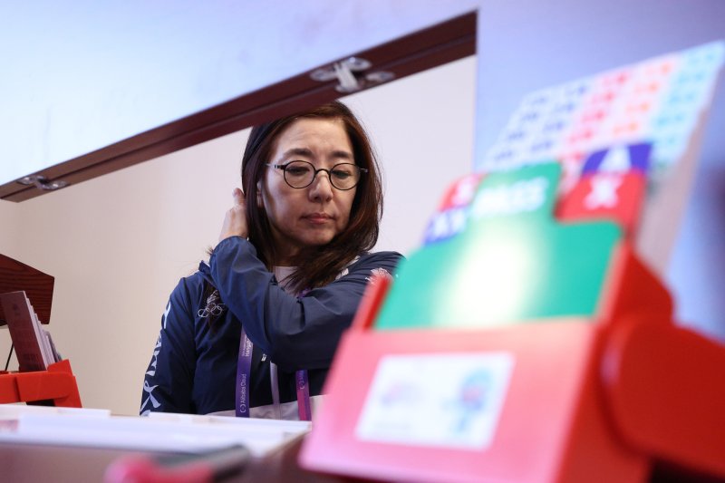 고(故) 정주영 현대그룹 명예회장의 며느리인 김혜영씨가 27일 중국 항저우의 치위안 체스홀에서 열린 2022 항저우 아시안게임 브리지 혼성 싱가포르와의 예선 경기를 준비하고 있다. 2023.9.27/뉴스1 ⓒ News1 신웅수 기자