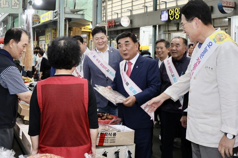 김두겸 울산시장이 27일 울주군 언양시장을 찾아 추석 장보기를 하며 시장상인들을 격려하고 있다. 이 자리에는 이순걸 울주군수(맨 오른쪽)가 동행했다. 울산시 제공