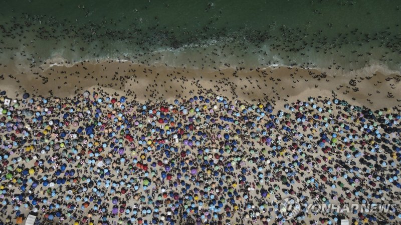 "악마도 부채 부칠 판"…절절 끓는 남반구 '40도 봄날' epaselect epa10881242 An aerial picture taken with a drone shows sunbathers on a hot day ahead of the spring season at Ipanema beach in Rio de Janeiro, Brazil, 24 September 2023. EPA/Antonio Lacerda